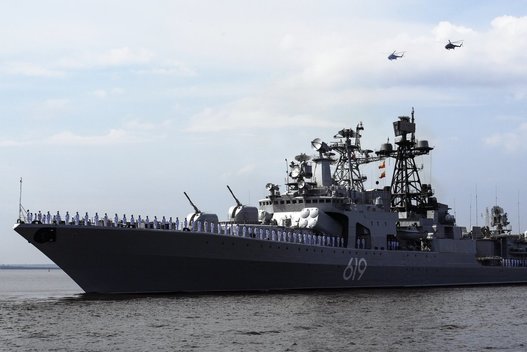V. Putino akivaizdoje – nemalonus incidentas: parado metu karinis laivas taranavo tiltą  