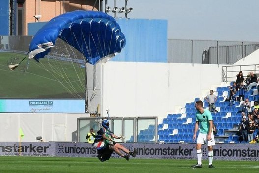 Parašiutininkas sutrikdė Italijos lygos mačą (nuotr. SCANPIX)