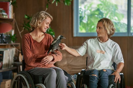 Naujasis Naomi Watts filmas pasakoja apie mažai tikėtiną ryšį tarp paralyžiuotos moters ir laukinio paukščio  