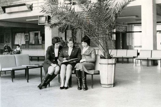 Lėktuvų palydovės su instruktore aptaria mokymų rezultatus. Iš kairės: Rita Tučiūtė, instruktorė Janina Artiškevičienė, Lina Marinskaja apie 1977 metus (nuotr. Lietuvos aviacijos muziejaus)  