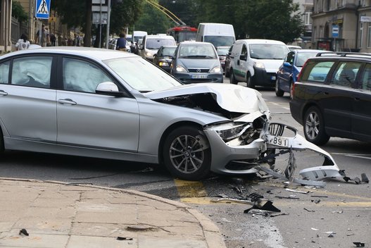 Baisi avarija sostinėje: BMW liko „be veido“ nuotr. Broniaus Jablonsko