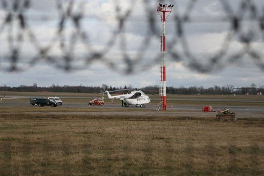 Vilniaus oro uoste neplanuotai nutūpė Moldovos sraigtasparnis (nuotr. SCANPIX)