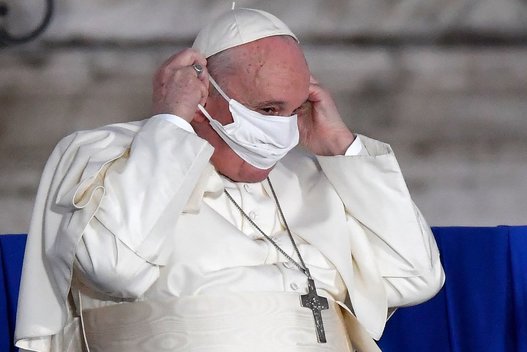 Popiežius pažėrė kritikos: prieš kaukes nusistatę asmenys nepajėgia išlįsti iš savo mažyčio interesų pasaulio (nuotr. SCANPIX)