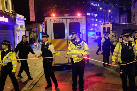 Londone – vėl kruvina naktis: mikroautobusas rėžėsi į pėsčiuosius (nuotr. SCANPIX)