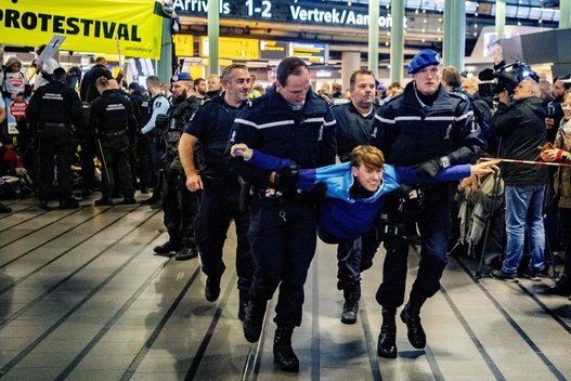 Olandų policija Schipholio oro uoste areštavo kelis klimato protestuotojus (nuotr. SCANPIX)
