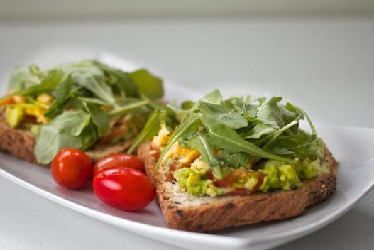 Pusryčių sumuštinis su avokadu ir plaktu kiaušiniu (nuotr. Gintarė Bėtaitė)  