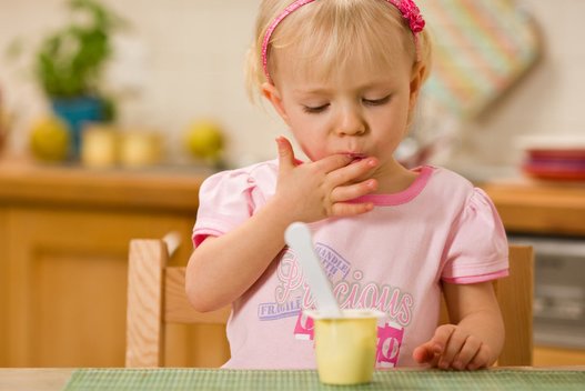 Vaikas, valgantis jogurtą (nuotr. Fotolia.com)