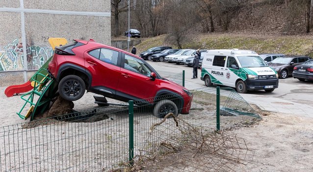 Vilniuje į vaikų žaidimų aikštelę įlėkė automobilis (Paulius Peleckis/ BNS nuotr.)