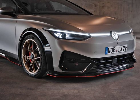 „Volkswagen“ susidomėjimą elektromobiliais nori padidinti su dinamiška „ID.X Performance“ koncepcija