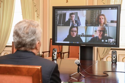 Prezidentas Gitanas Nausėda surengė virtualų susitikimą su neįgaliųjų ir savivaldybių atstovais. LR Prezidento kanceliarijos archyvo / Roberto Dačkaus nuotr.  