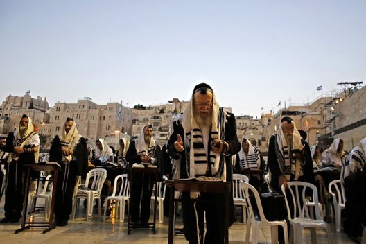 Žydai meldžiasi prieš trečiadienį prasidėsiančius judėjų naujuosius metus prie Vakarinės sienos Jeruzalėje, rugsėjo 3 d. (nuotr. SCANPIX)