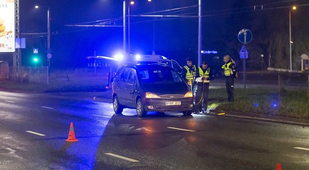 Vilniuje Savanorių pr. „Ford“ vairuotojas partrenkė nėščią moterį (nuotr. Broniaus Jablonsko)