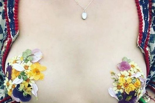 Gėlės ant krūtinės (nuotr. Instagram)