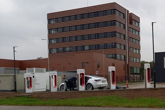 Kaune atidengta „Tesla“ greito įkrovimo stotelė (Nuotr. Kas vyksta Kaune)