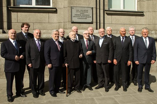 Į simbolinį posėdį susirinko pirmosios Vyriausybės ministrai (nuotr. Balsas.lt/Ruslano Kondratjevo)