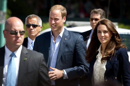 Princas Williamas ir Kate Middleton su apsauginiais (nuotr. Vida Press)