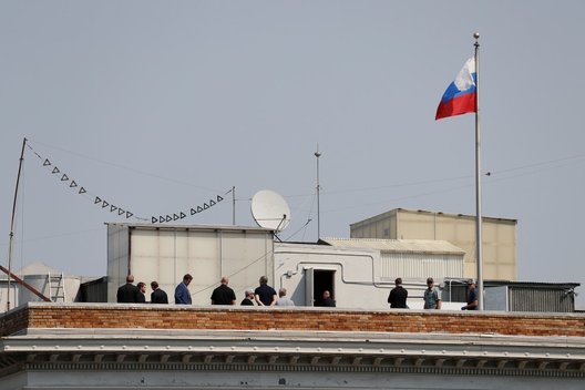  Ten, kur virš rusų konsulato pasirodo dūmai, ten atsiranda konspiracijos teorijų (nuotr. SCANPIX)
