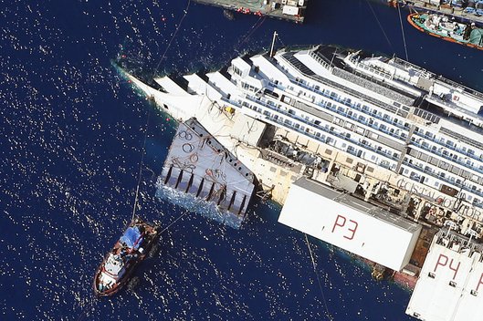 Išniro nuskendusiame „Costa Concordia“ laive paslėpta didžiulė kokaino siunta (nuotr. SCANPIX)