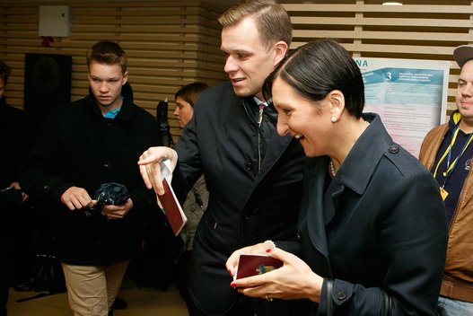 Gabrielius Landsbergis su šeima balsavo seimo rinkimuose (nuotr. Tv3.lt/Ruslano Kondratjevo)