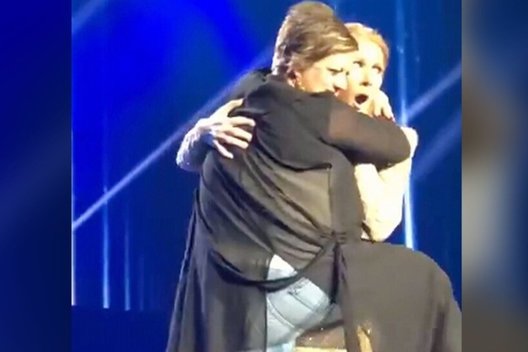Celine Dion koncerte – akibrokštas: neblaivi gerbėja  (nuotr. iš vaizdo įrašo)