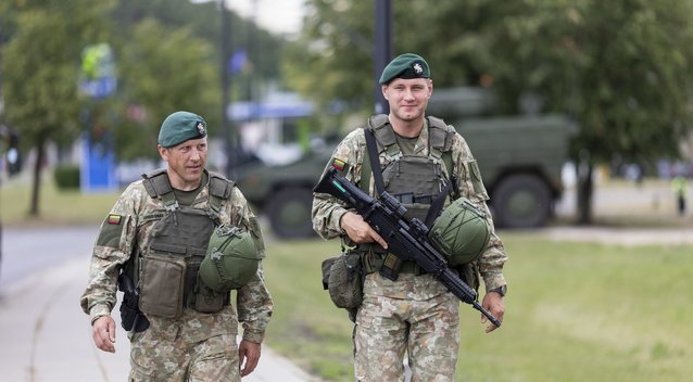 Sostinėje dirba ginkluoti kariai ir gausios policijos pajėgos: vaizdai iš vietos (Paulius Peleckis/ BNS nuotr.)