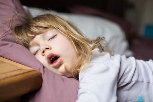Miegantis vaikas (nuotr. Shutterstock.com)