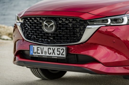 „Mazda“ pristatė atnaujintą CX-5 visureigį, kuriame netrūks gausios komforto įrangos