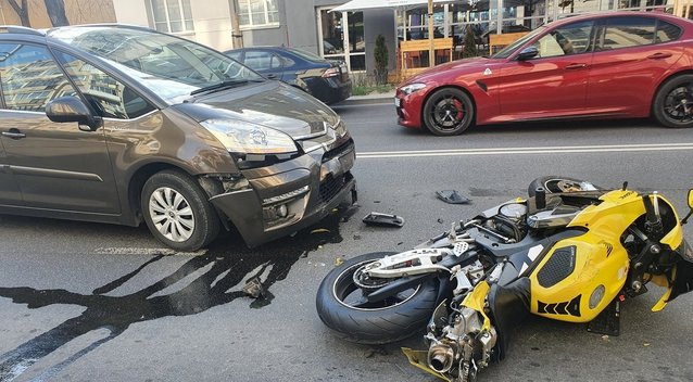 Motociklininko avarija sostinėje (nuotr. Broniaus Jablonsko)