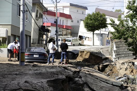 Japoniją sukrėtė stiprus žemės drebėjimas: sunaikinti pastatai, yra žuvusiųjų (nuotr. SCANPIX)