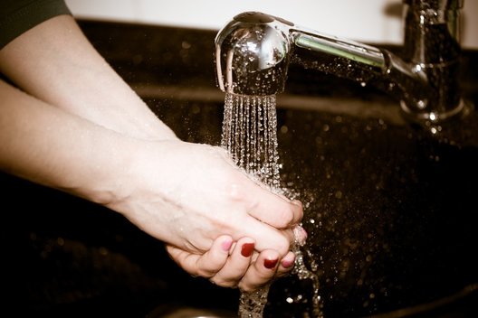 Plauna rankas kriauklėje (nuotr. Fotolia.com)