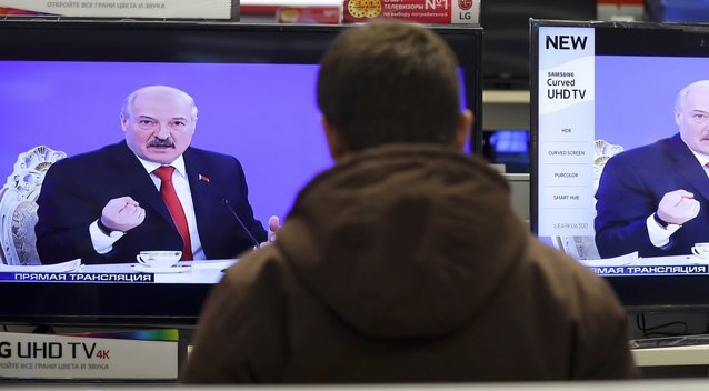 Lukašenka nurodė „žaibiškai“ reaguoti į „nedraugiškų šalių“ kapitalo traukimąsi (nuotr. SCANPIX)