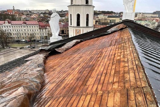 Vėjas nuplėšė Vilniaus katedros stogą (nuotr. Vilniaus arkivyskupijos)  