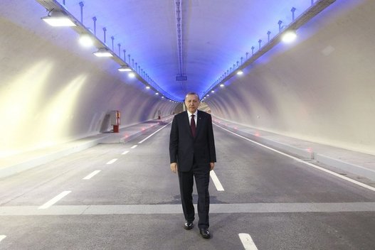 Turkijos prezidentas Stambule atidarė pirmą tunelį automobiliams po Bosforo sąsiauriu (nuotr. SCANPIX)