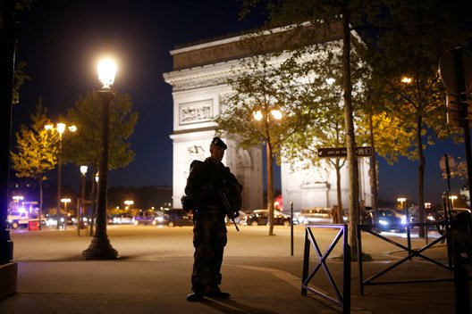 Vos prieš 2 dienas nuo teroro aposisaugojęs Paryžius krito: smogta didžiajam miesto simboliui (nuotr. SCANPIX)