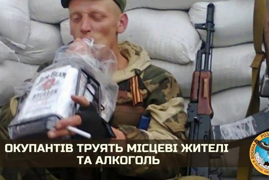 Ukrainos žvalgyba: rusų okupantai apsinuodijo ukrainiečių pyragėliais ir degtine (nuotr. Telegram)