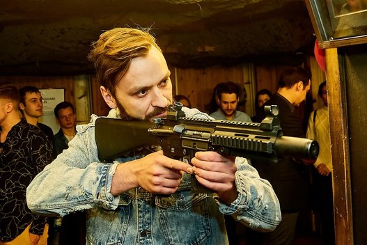  Uždaras serialo „Pasmerkti“ vakarėlis: aktoriai ir svečiai varžėsi šaudykloje (nuotr. Tv3.lt/Ruslano Kondratjevo)