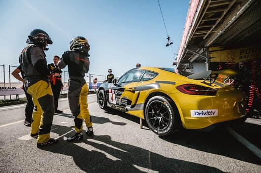 „Porsche Baltic“ toliau renka apdovanojimus – Aurum 1006 km lenktynėse užimta prizinė vieta