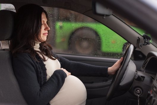 Vairuoja nėščia moteris (nuotr. Fotolia.com)