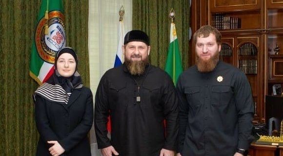 Kadyrovas 20-metę dukrą apdovanojo ordinu: įvertino jos „indėlį į medicinos plėtrą“ (nuotr. NEXTA „Telegram“ kanalo)  