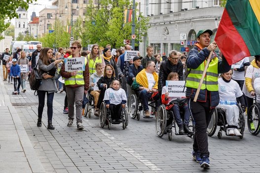 Vilniuje protesto eitynėmis „Laimė GALĖTI“ paminėta gegužės 5-ji – Savarankiško gyvenimo diena. (Olgos Denisovienės nuotr.)  