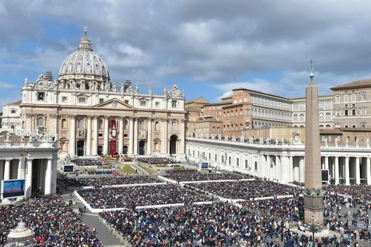 Sausakimšoje šv. Petro aikštėje Vatikane popiežius laikė Velykų mišias (nuotr. SCANPIX)