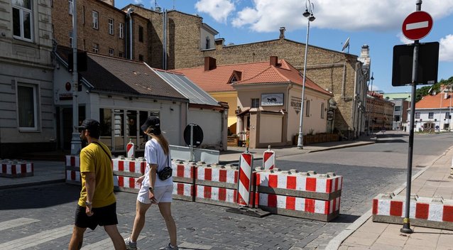 Vilniaus senamiestis „užsidaro“: dėl NATO viršūnių susitikimo užtveriamos gatvės, įrengiami papildomi ženklai (Paulius Peleckis/ BNS nuotr.)