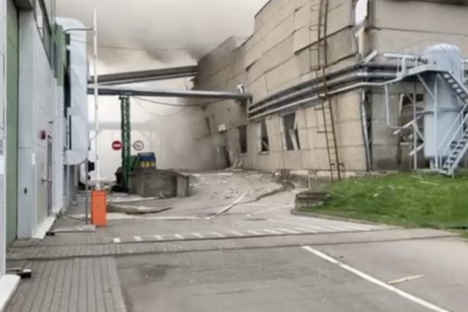 Vaizdai iš Klaipėdoje nugriaudėjusio sprogimo medienos įmonėje (nuotr. stop kadras)