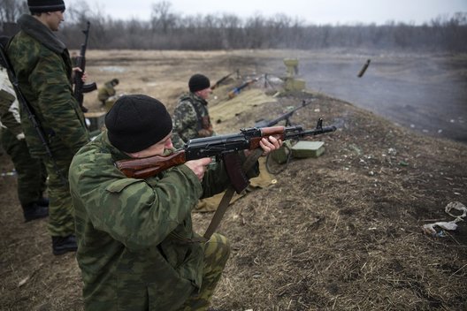 Dauguma rusų teigiamai vertina Donbase kariaujančių „savanorių“ veiklą, tačiau baiminasi karo (nuotr. SCANPIX)