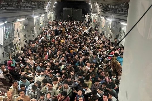 JAV orlaivis, gabenantis 640 afganų į Katarą (nuotr. SCANPIX)