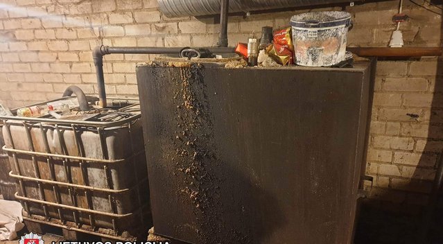Plungės rajone rasta apie 450 litrų galimai naminės degtinės ir apie 3 tūkst. litrų raugo (nuotr. Policijos)