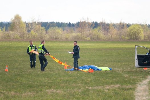 Kyviškėse žuvo parašiutininkas (nuotr. Broniaus Jablonsko)
