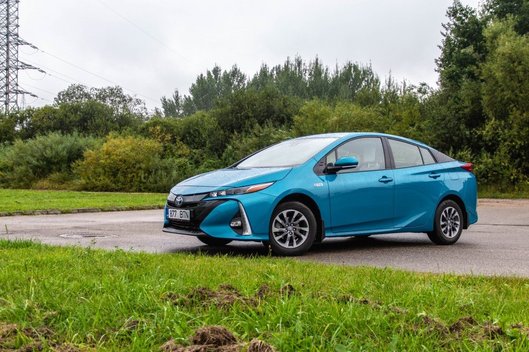 „Toyota Prius Plug-In Hybrid“ testas : Dviejų skirtingų automobilių tipų mišinys