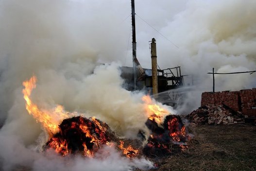 Kalnaberžę gaubia dūmų debesys: reabilitacijos centre kilo didelis gaisras (Algimanto Barzdžiaus nuotr.)   