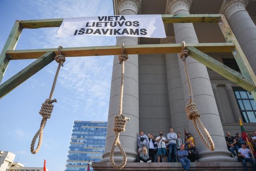 Prie Seimo vyksta mitingas prieš COVID-19 suvaldyti skirtus ribojimus (nuotr. Fotodiena/Justino Auškelio)